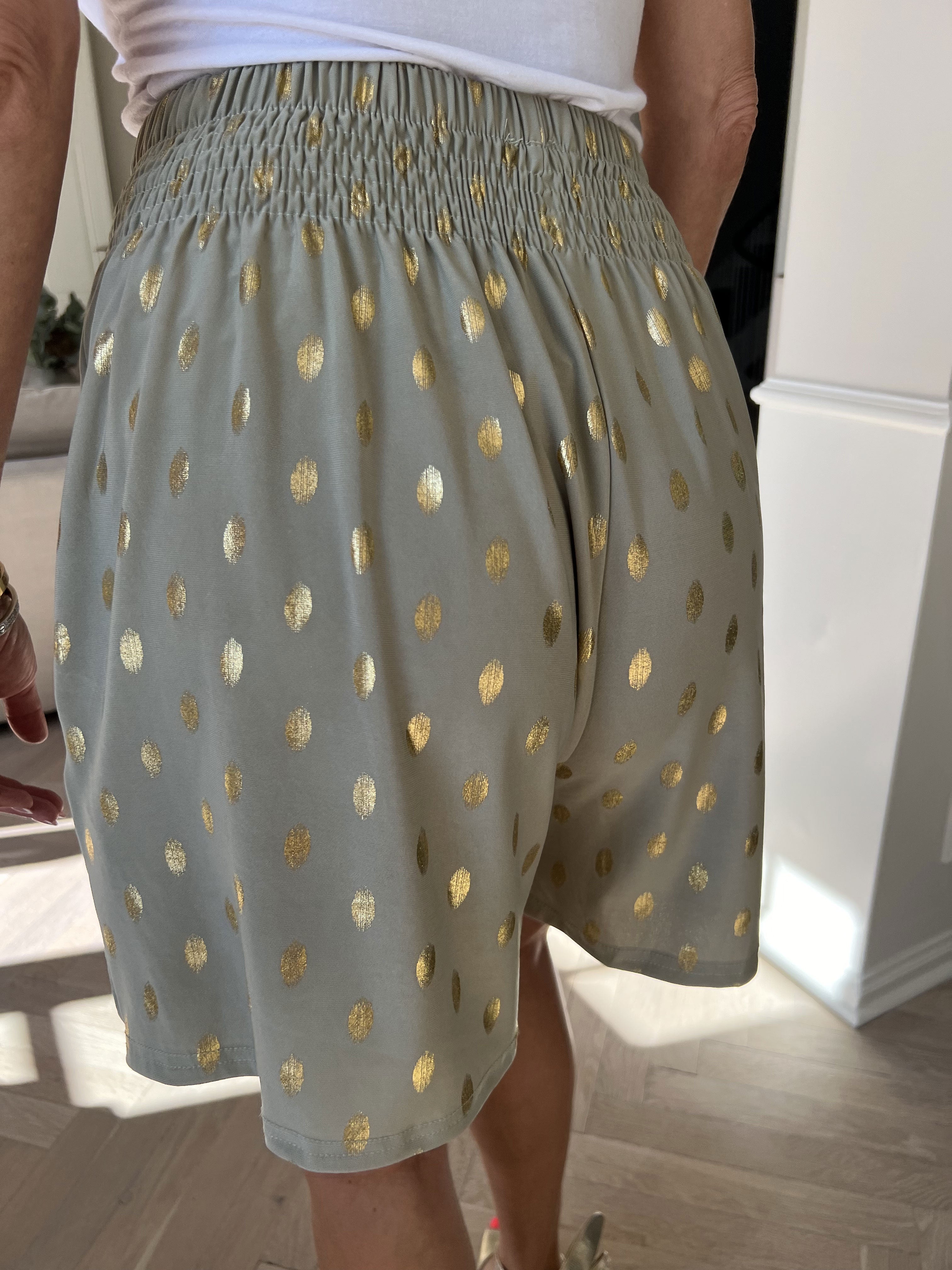 Pams Dot Shorts - Löst sittande shorts i stretchigt tyg med guldprickar